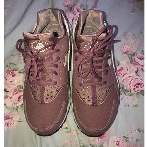 Nike Shoes - Women’s Nike shoes Nike Shoes - Women’s Nike shoes